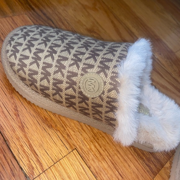 michael kors slippers - Picture 2 of 3